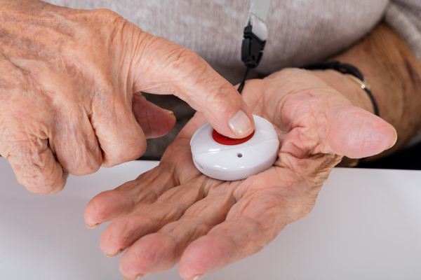 Quels sont les dispositifs d'alarme existants pour les personnes âgées ?